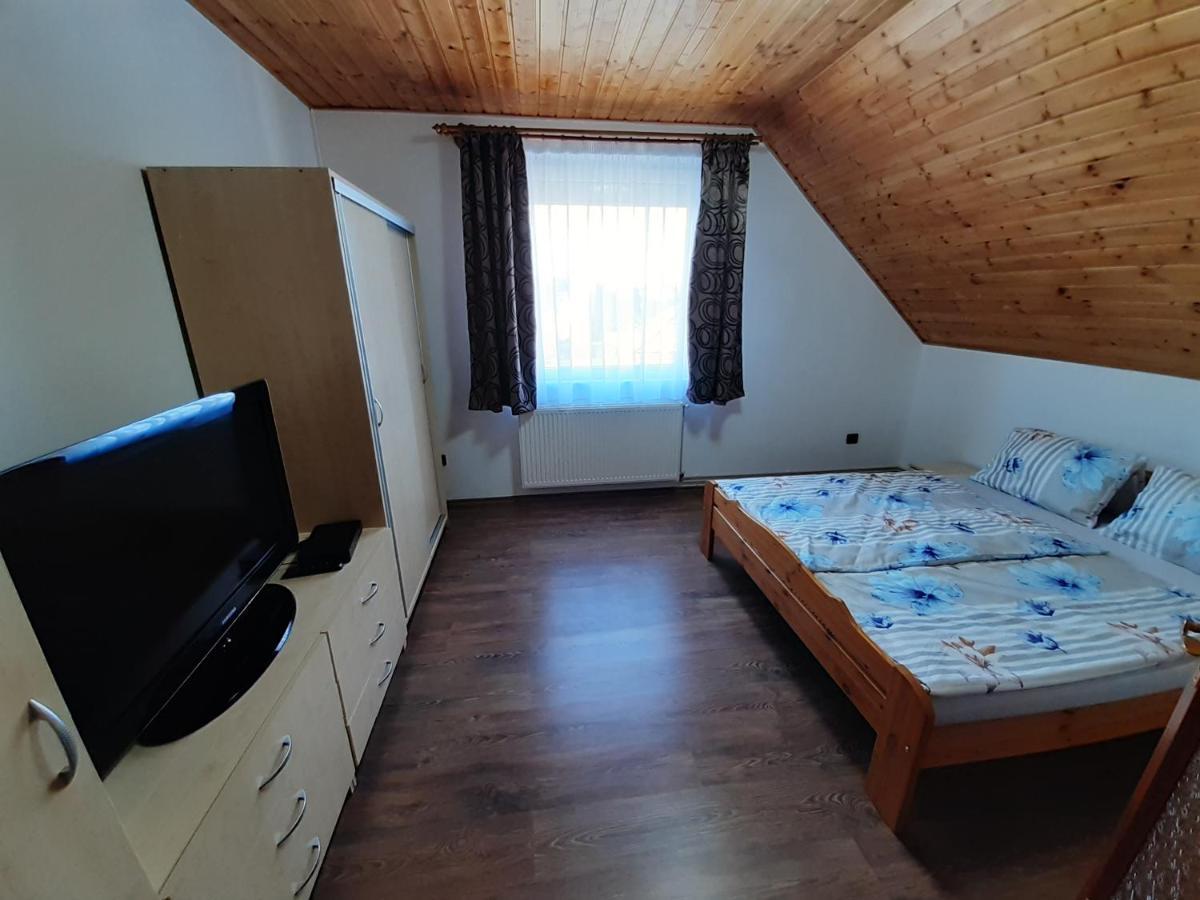 Estike Nyaralo Merevfalu Kerti Medencevel Zamárdi Exteriér fotografie