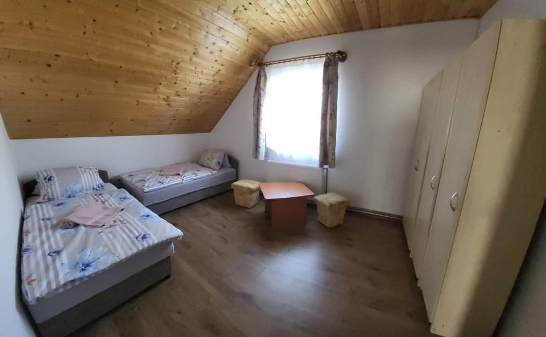 Estike Nyaralo Merevfalu Kerti Medencevel Zamárdi Exteriér fotografie